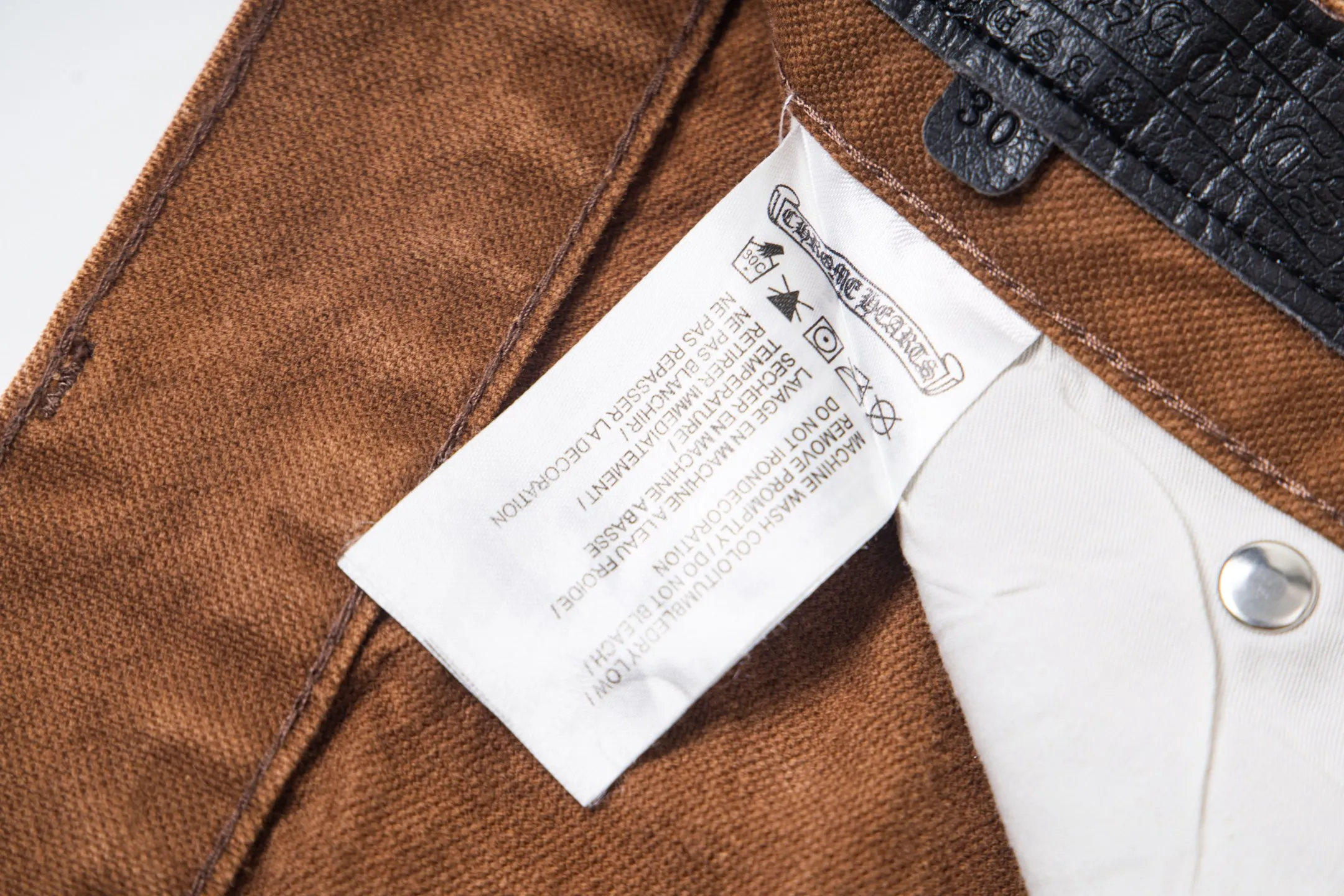 P260 Chrome Hearts new logging pants, yellow patchwork leather embroidered jeans, are a hot trend this season and are sought after by countless celebrities and fashionistas. The neat details of the cutting process add color to the playful fashion! The neat and meticulous design, and the well-fitting structure is unique. The upper body not only has outstanding recognition, but also looks younger and younger. A style with the ultimate wearing meaning and performance, gorgeous color matching, and the craftsmanship of this style is also extremely extraordinary. After the finished product is washed, it is disassembled and hand-made with sheepskin cross leather and then spliced ​​together to complete. The whole piece has too many craftsmanship to describe. It is decorated with patchwork cross flowers and high-waisted washed jeans! ! Absolutely high-end luxury product, a god-level single product, a super popular product, made by top heavy industry, a magic weapon that cannot be missed. Style number: 1848# Size: 28 30 32 34 36 Color: yellow brown